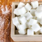 Zuckerwürfel in Holzschale Zuckerwürfel in Holzschale