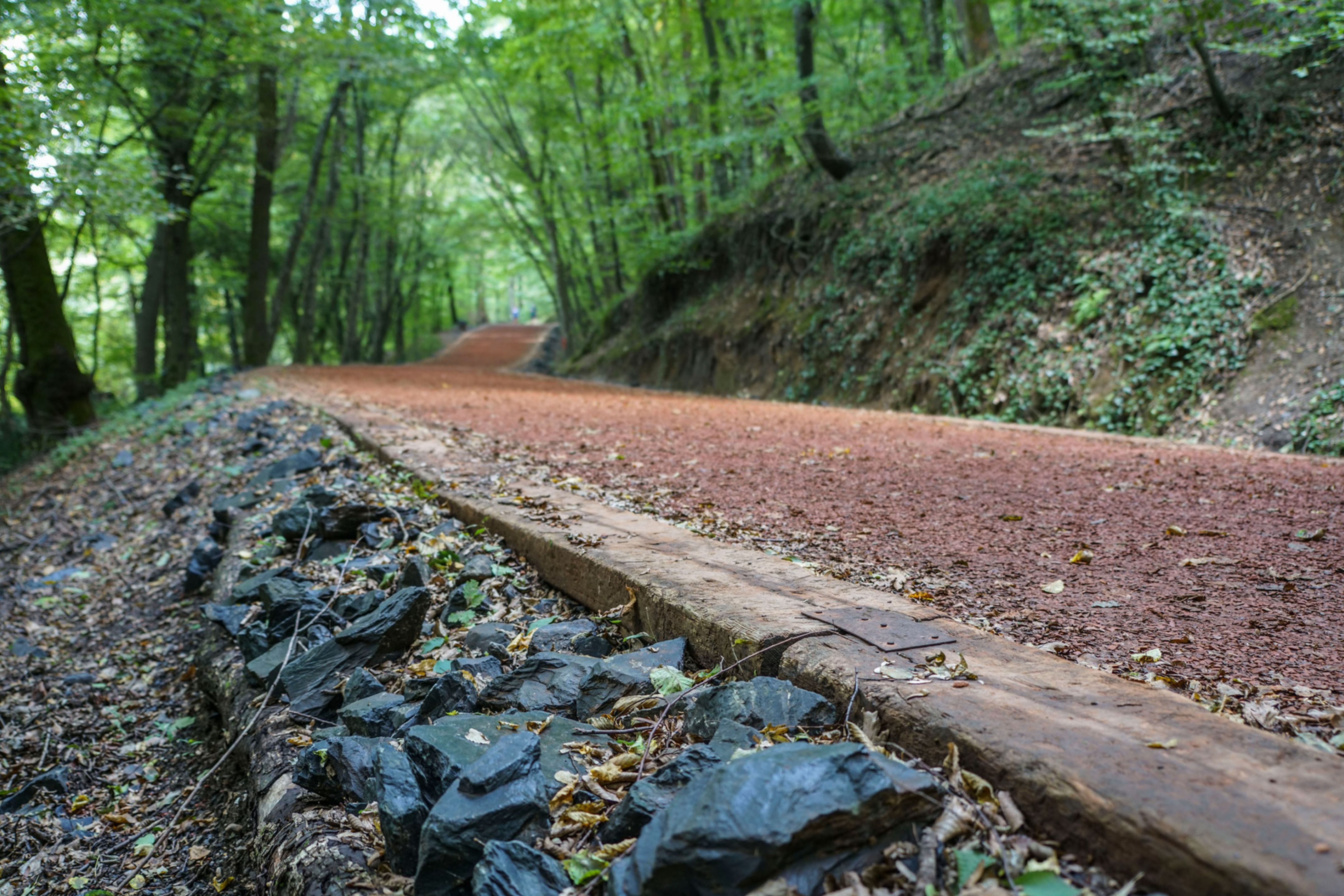die-finnenbahn-wo-barfusslaufen-sinnvoll-ist-migros-impuls