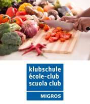 Gemüse wird auf einem Holzbrett geschnitten Klubschule Klubschule (mit Logo)