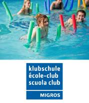 Aquafitgruppe mit Poolnudeln