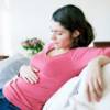 Schwangere Frau auf Sofa