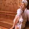 frau-mit-handtuch-auf-kopf-in-sauna