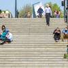 Leute auf einer Treppe beim Mittagessen