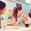 Drei Mädchen essen Burger