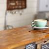 Tasse Kaffee steht auf Holztheke