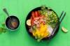 Salade de riz asiatique aux tomates et à la mangue