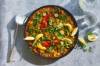 Paella aux légumes et au tofu sur le gril 