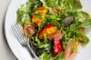 Salade de pousses avec jambon cru, pêches et thym