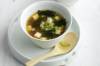Zuppa di miso con wakame e tofu