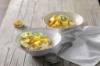 Porridge-Bowl mit Mango, Kiwi, Banane und Passionsfrüchten