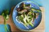 Salade de bœuf à l'asiatique avec marinade ail-gingembre