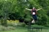 Frau springt auf Mini-Trampolin