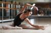 Ballett-Tänzerin macht Dehnübungen