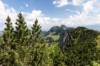 Blick auf einen Höhenwanderweg und Gipfel des Alpstein