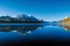 Himmel und Berg spiegeln sich im Silsersee