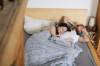 Junges Paar schläft in Holzbett