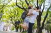 Ein glückliches Paar umarmt sich mit Schwung im Park