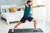 Bärtiger Mann macht Yoga-Übung Krieger