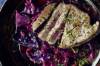 Lauwarmer Rotkohlsalat mit gebratenem Thunfischfilet