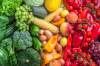 Grünes, gelbes und rotes Obst und Gemüse farblich drappiert