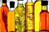Verschiedene Flaschen mit aromatisierten und farbigen Ölen