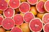 Pink-rote Grapefruits, z.t. aufgeschnitten