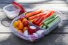 Gemüse und Dip in Lunchbox