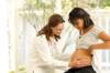 Schwangere Frau bei Ärztin