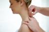 Akupunktur bei einer Frau auf dem Rücken