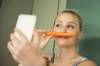 Frau macht &quot;lustiges&quot; Selfie mit Karotte als Bart