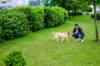 Mann mit Hund im Garten