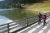 Zwei Personen beim Nordic Walking auf einer Brücke