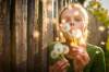 Eine junge Frau mit Pusteblume