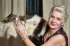 Nicole S. (Name geändert) mit Katze und Weissfleckenkrankheit