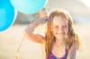 Rothaariges Mädchen mit Sommersprossen und Ballons
