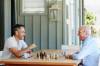 Zwei Männer draussen beim Schachspielen