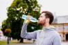Sportler trinkt aus Wasserflasche
