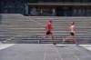 Paar beim Joggen vor einer Treppe