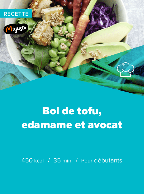 Bol de légumes avec du sésame noir et de la ciboulette